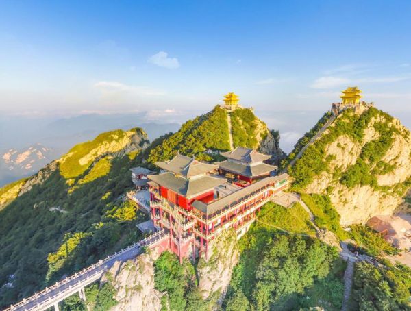 老君山在哪(想去領略一下它的壯麗景色)