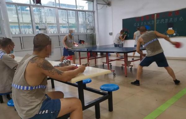 監獄真實生活(  犯人們之間是如何相處和互動的)